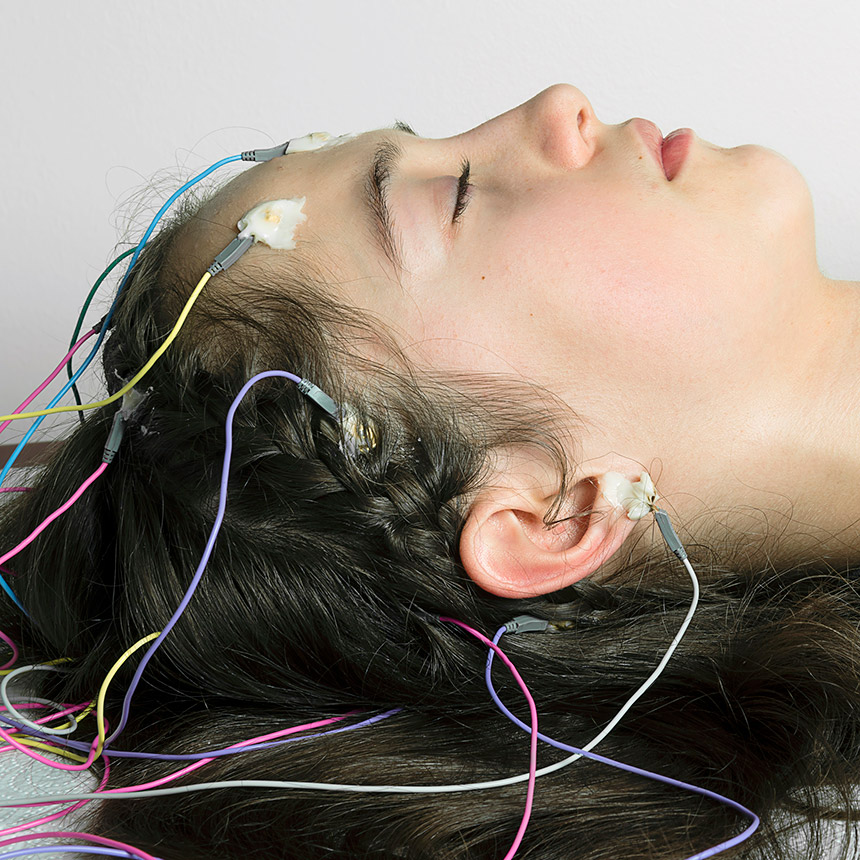 Schlafende Frau mit Elektroden
