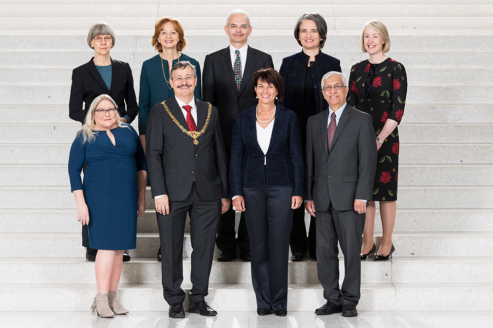Ehrendoktorinnen, Ehrendoktoren und Ehrensenatorinnen 2019 mit dem Rektor