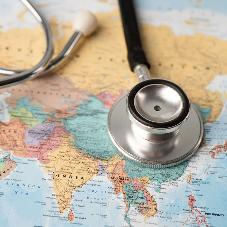 Stethoskop auf Weltkarte (Zentrum für Reisemedizin)