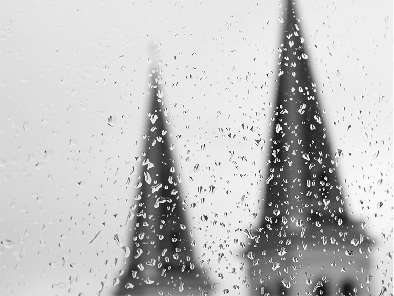 Kirchentürme im Regen
