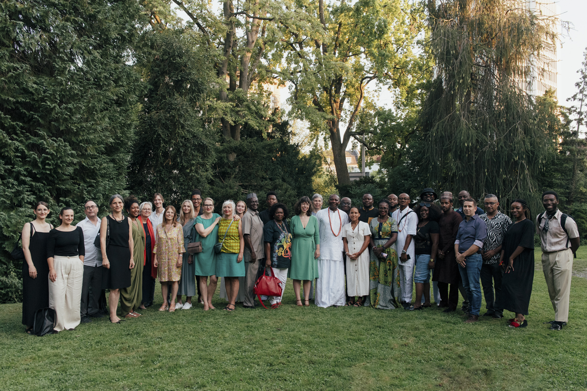 Viele der zahlreichen Beteiligten bei der Eröffnung von «Benin verpflichtet.» Foto: Caroline Krajcir.