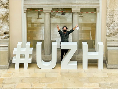 Person mit Schriftzug #UZH