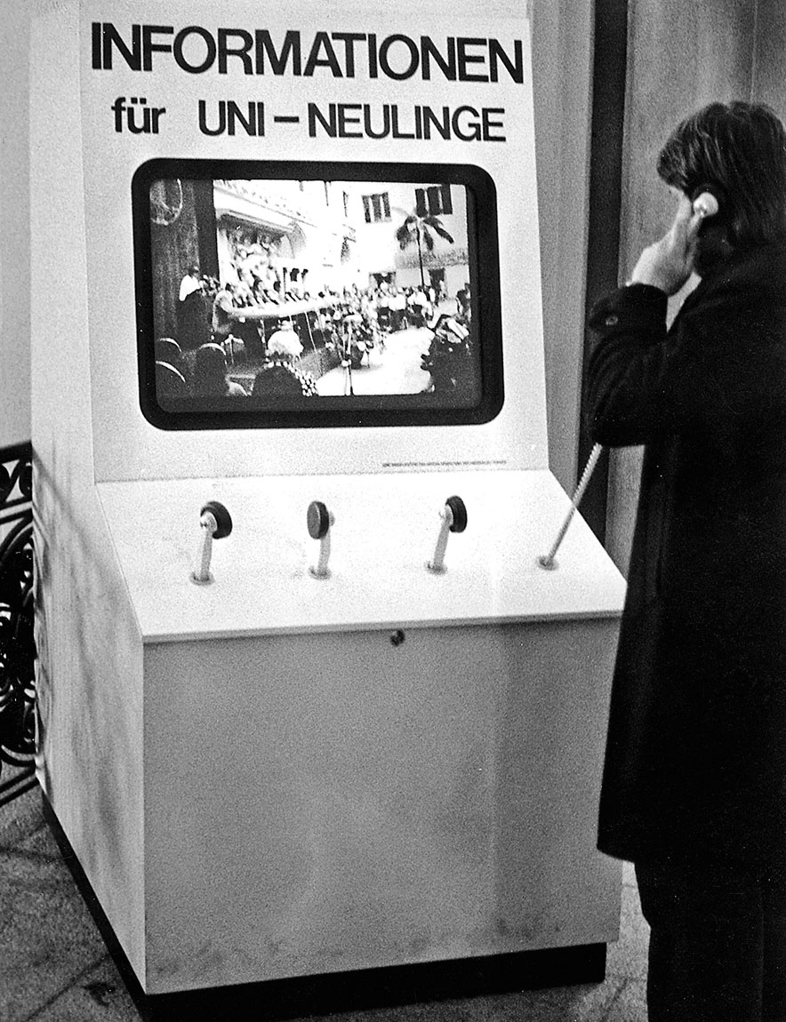 1975 – Audiovision hält Einzug (Im Bild: Kasten mit Tonbildschau im Eingang des Kollegiengebäudes)