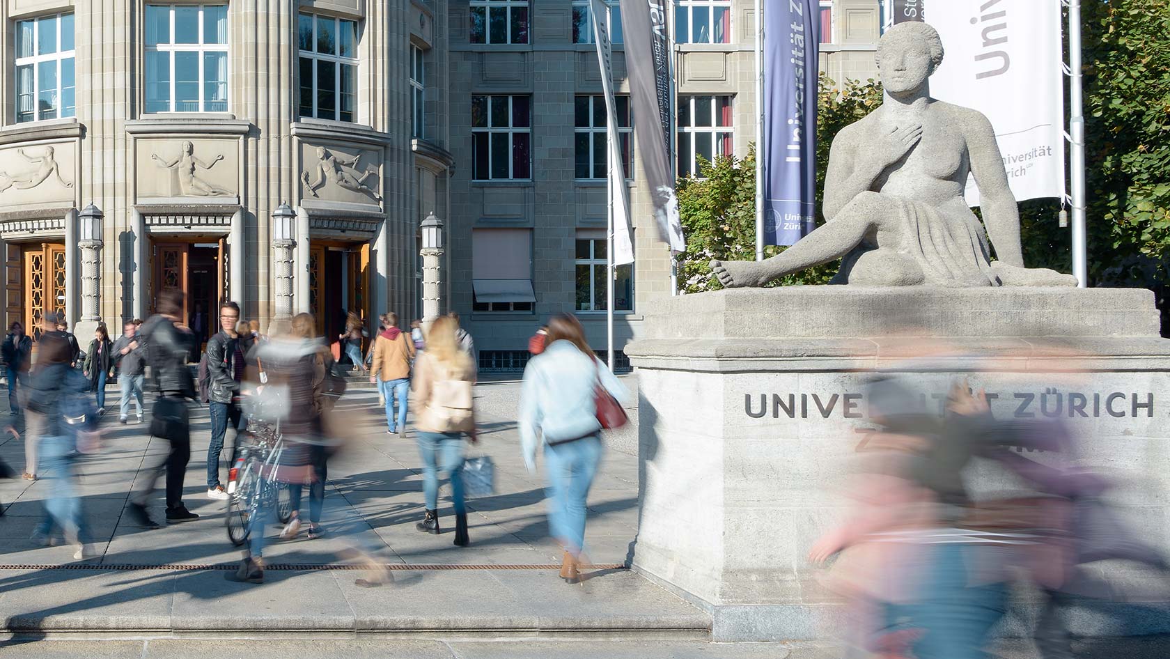 Studierende vor dem Haupteingang des Standorts Universität Zürich Zentrum