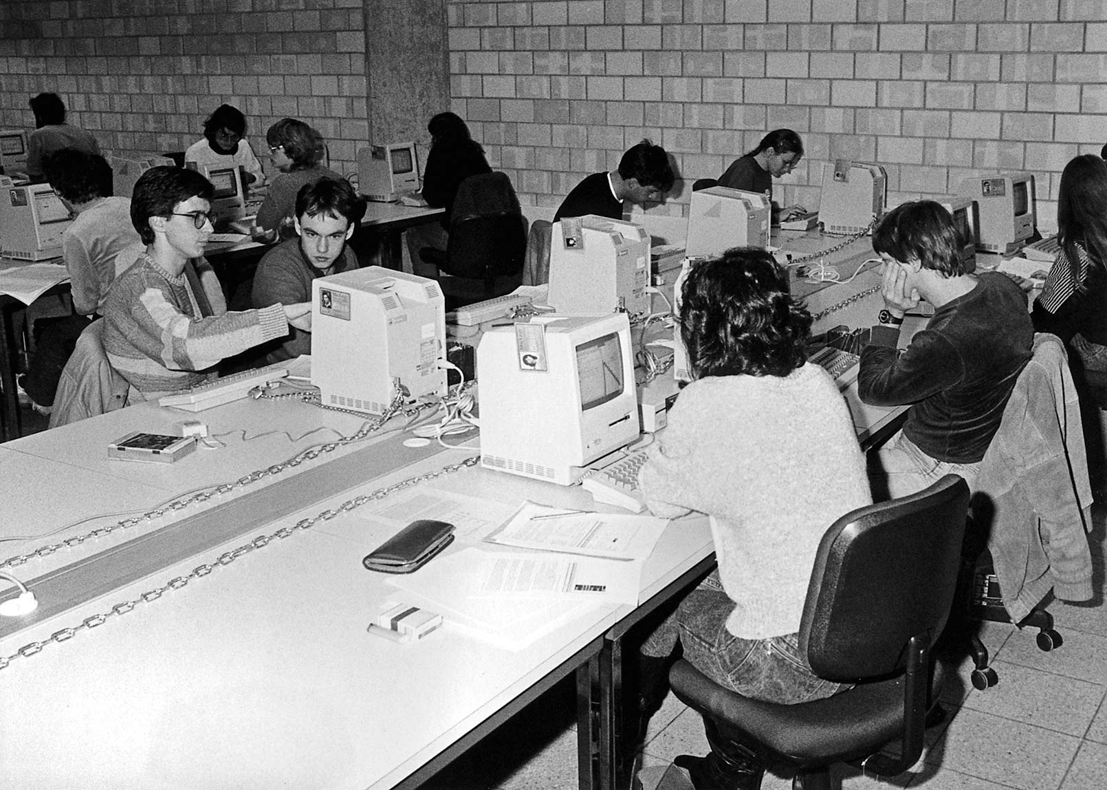 1985 – Boom in der Informatik (im Bild: Studierende im Informatikraum am legendären Mac Plus)