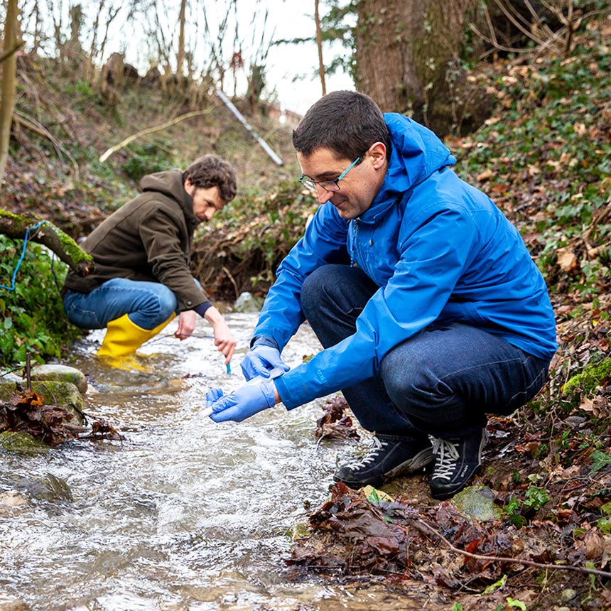 Florian Altermatt (rechts) und Luca Carraro bei der Probennahme von eDNA (environmental DNA) in einem Gewässer 