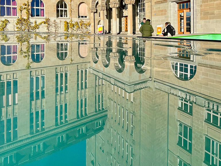 Symbolbild: Die Universität Zürich gespiegelt