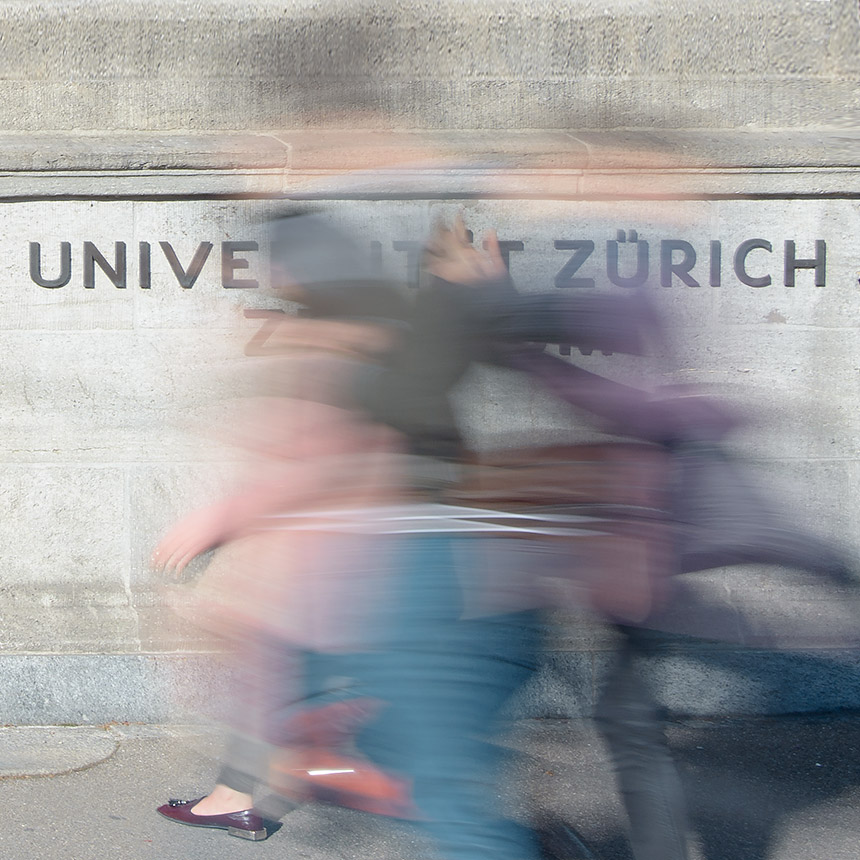 Studierende vor dem Haupteingang UZH Zentrum