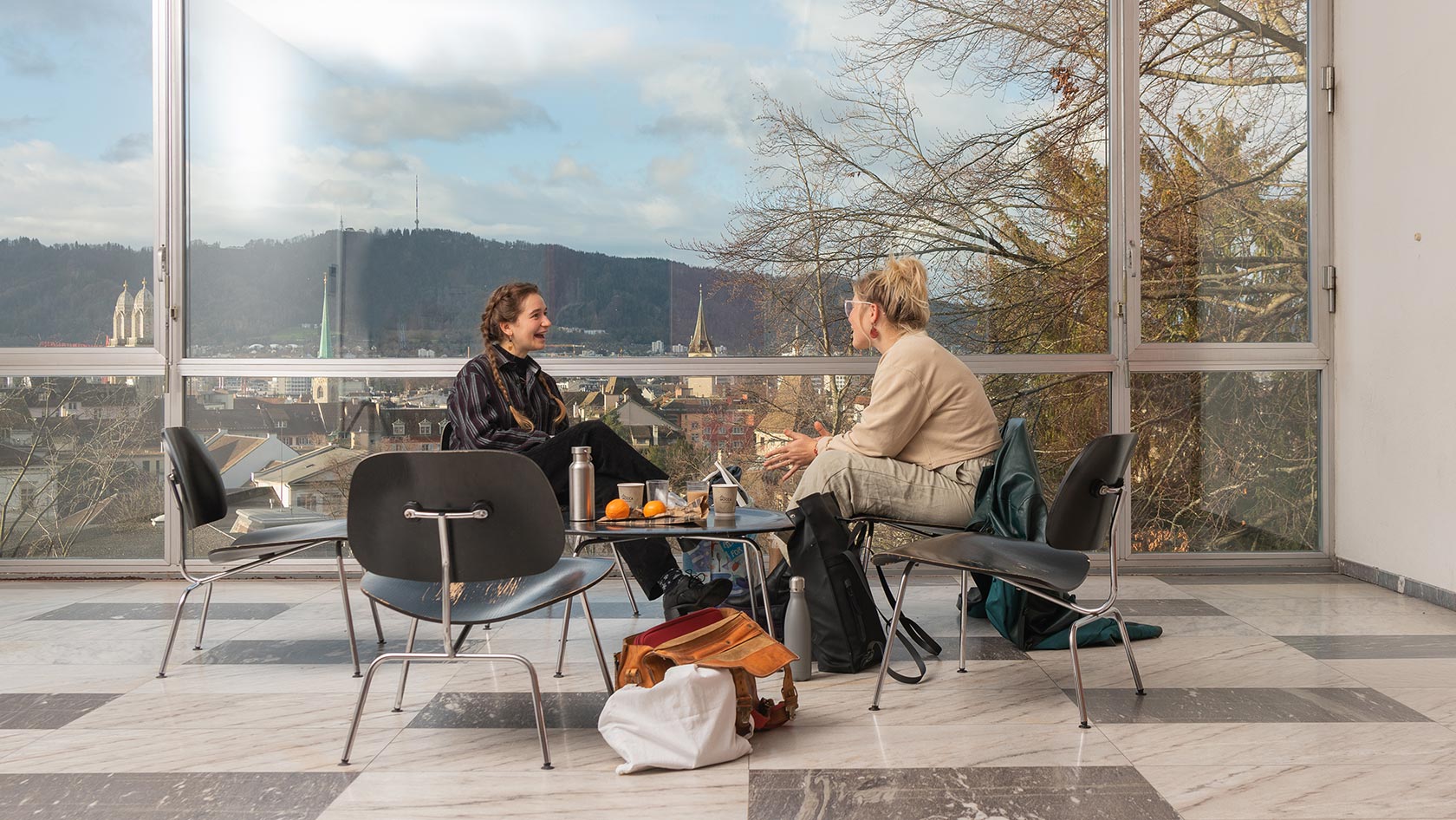 Studierende am Diskutieren im Hauptgebäude des Standorts Universität Zürich Zentrum