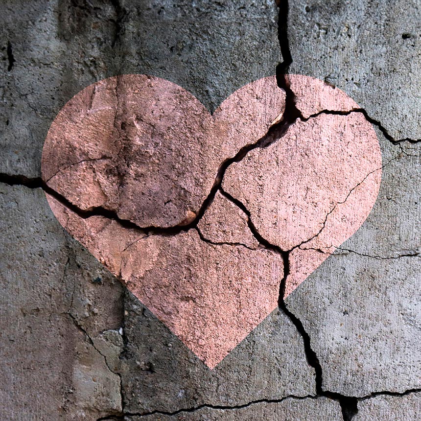 Gebrochenes Herz auf einer Betonmauer