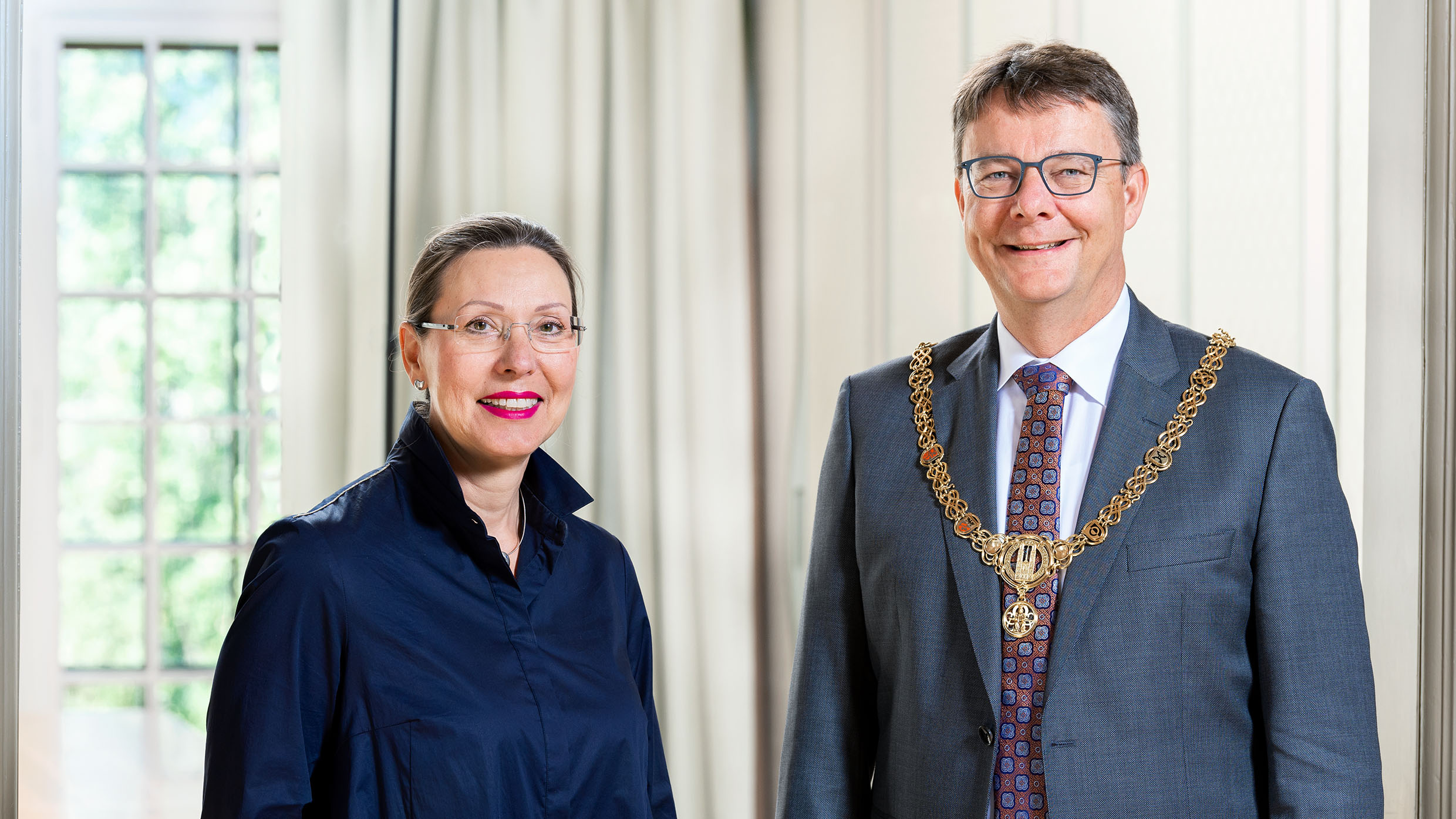 President ad interim Gabriele Siegert hands over the presidential chain of office to Michael Schaepman, 10 July 2020 (Photo: Frank Brüderli)