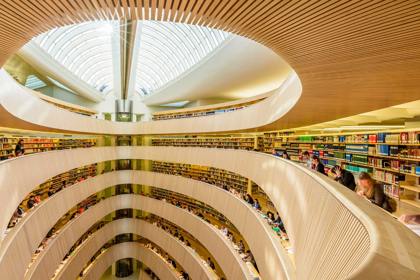 2004 – Following a 15-year project and construction phase, the Library of the Institute of Law was opened.