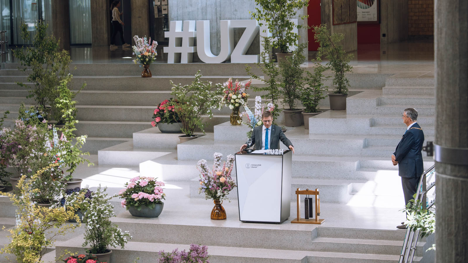 Prof. Dr. Joël Mesot, Präsident der ETH, bei seinem kurzweiligen Grusswort im Rahmen des traditionellen Apéros.
