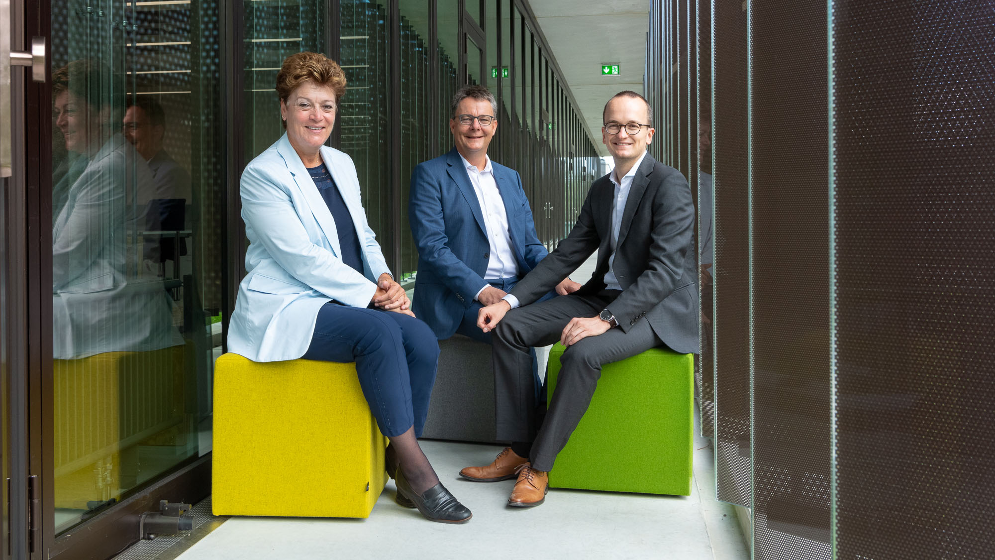 Regierungsrätin Silvia Steiner, Rektor Michael Schaepman und Regierungsrat Martin Neukom im neuen Labor-Gebäude auf dem Irchel-Camupus, 27. August 2021 (Bild: Frank Brüderli)