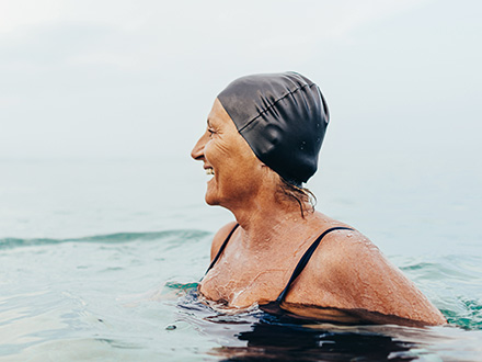 Seniorin im Wasser