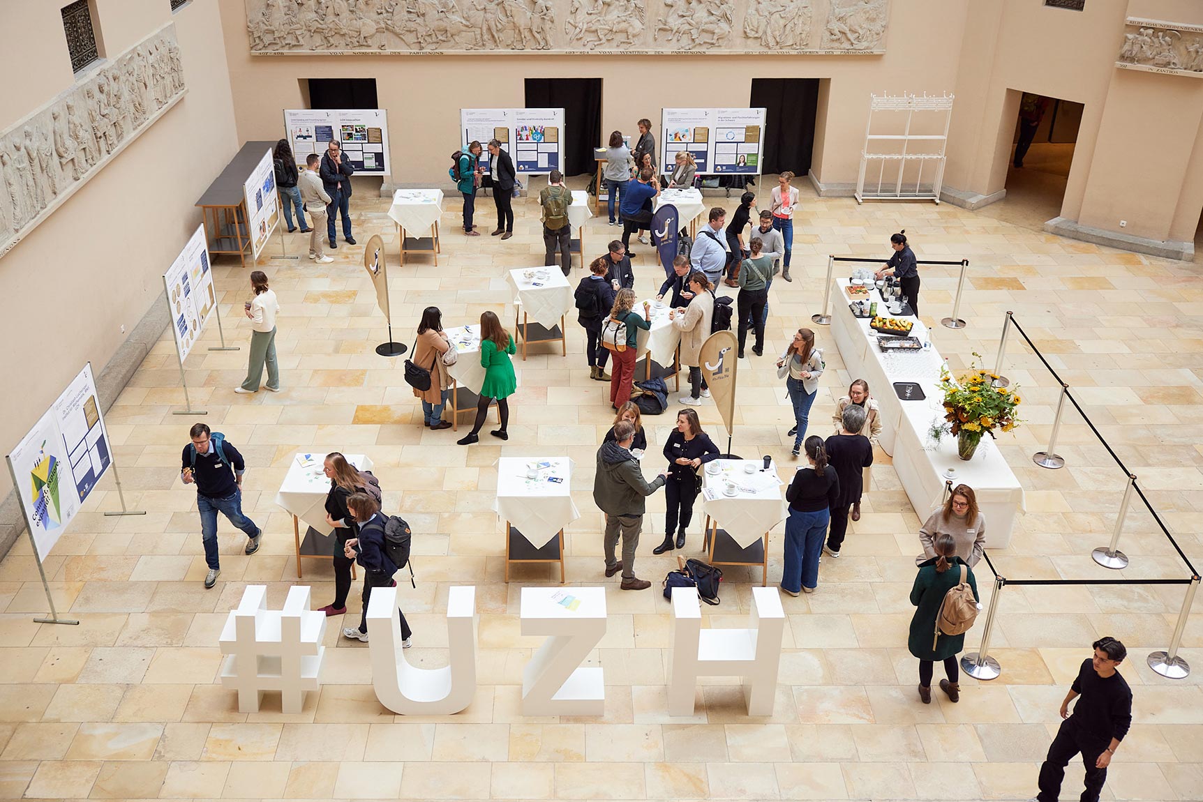 Posterausstellung im Lichthof.