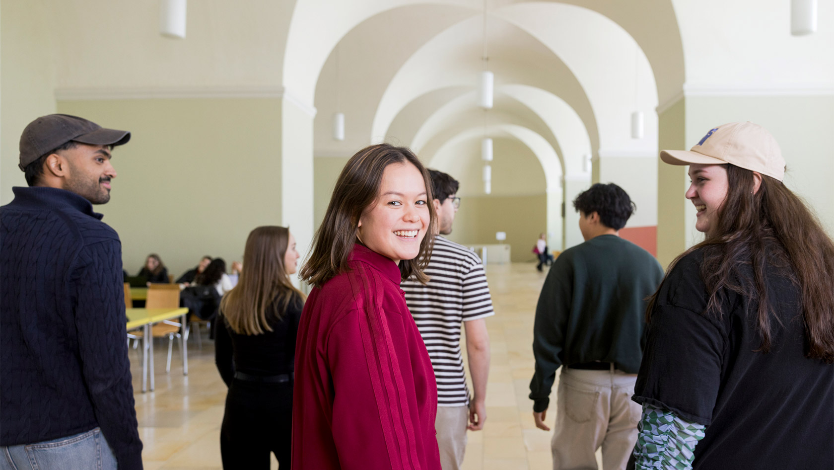 UZH Students in the Foyer of the UZH City Campus