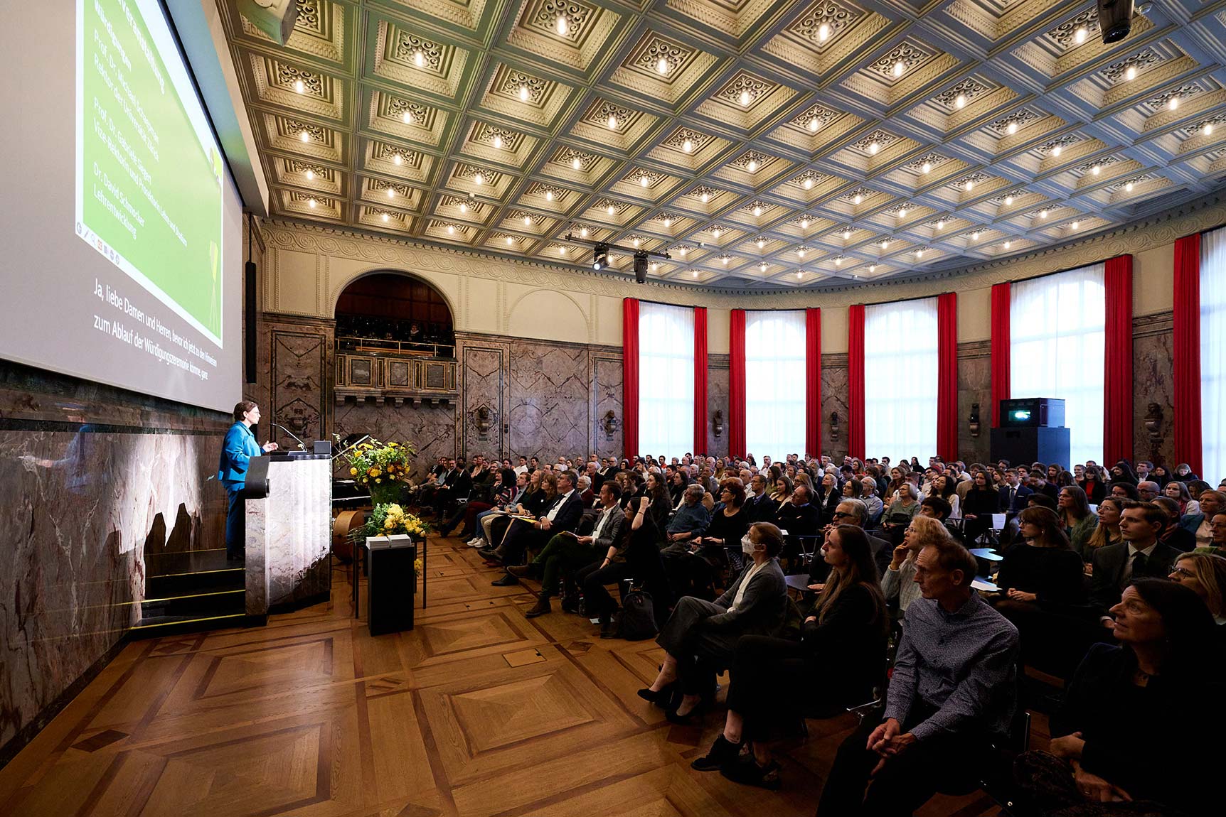 Feier zur Ehrung von Semesterpreisträger:innen und Lehrzertifikatsempfänger:innen.