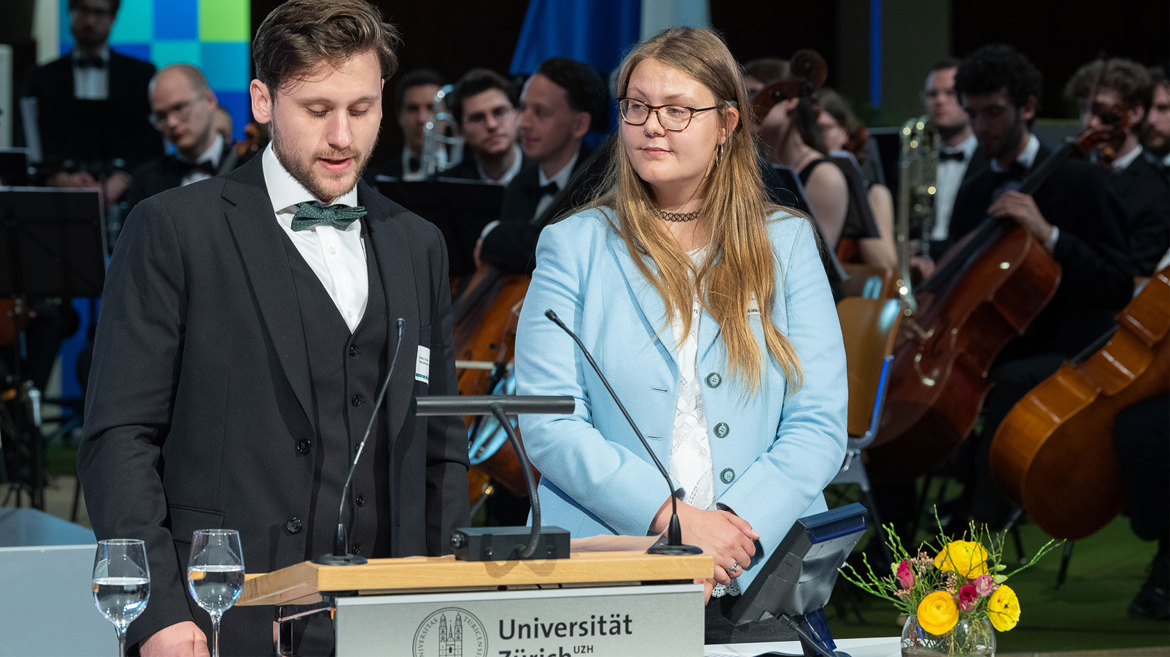 Auch der Verband der Studierenden der Universität Zürich, VSUZH, gratulierte und feierte sich gleich selbst: Seit 10 Jahren vertritt der Verband die Anliegen der Studierendenschaft der UZH. Im Bild: Laura Galli und Stefan Rader, die den VSUZH im Co-Präsidium führen.