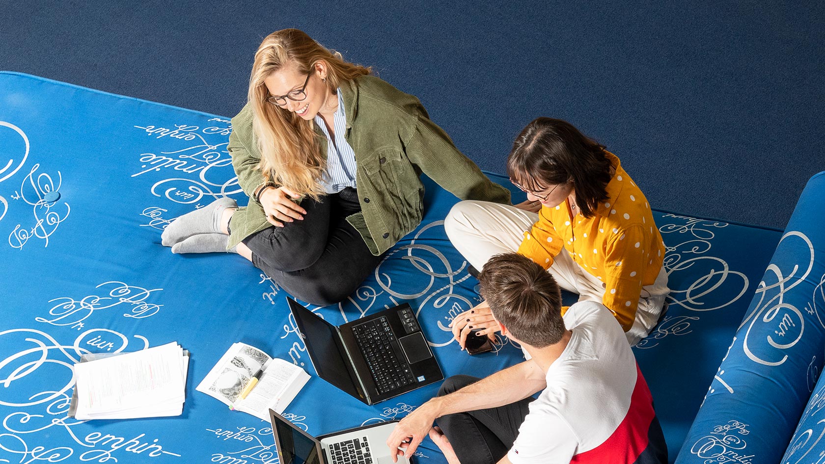 Studierende auf Sofa im Lichthof Zentrum