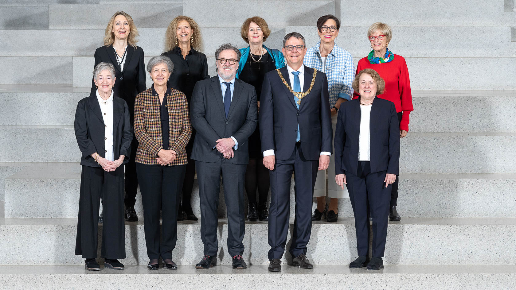 Jedes Jahr verleiht die Universität Zürich Ehrenpromotionen an herausragende Persönlichkeiten, die Forschung und Gesellschaft geprägt haben. Im Bild (von oben links) Prorektorin Forschung Elisabeth Stark, Ehrendoktorin Tova Milo, Ehrendoktorin Birgit Meyer, Vize-Rektorin Gabriele Siegert, Ehrendoktorin Linda Graedel. Zweite Reihe, von links: Ehrendoktorin Maude Barlow, Ehrendoktorin Monique Eloit, Ehrendoktor Christian Gehaher, UZH-Rektor Michael Schaepman und Ehrendoktorin Christine Mitchell.