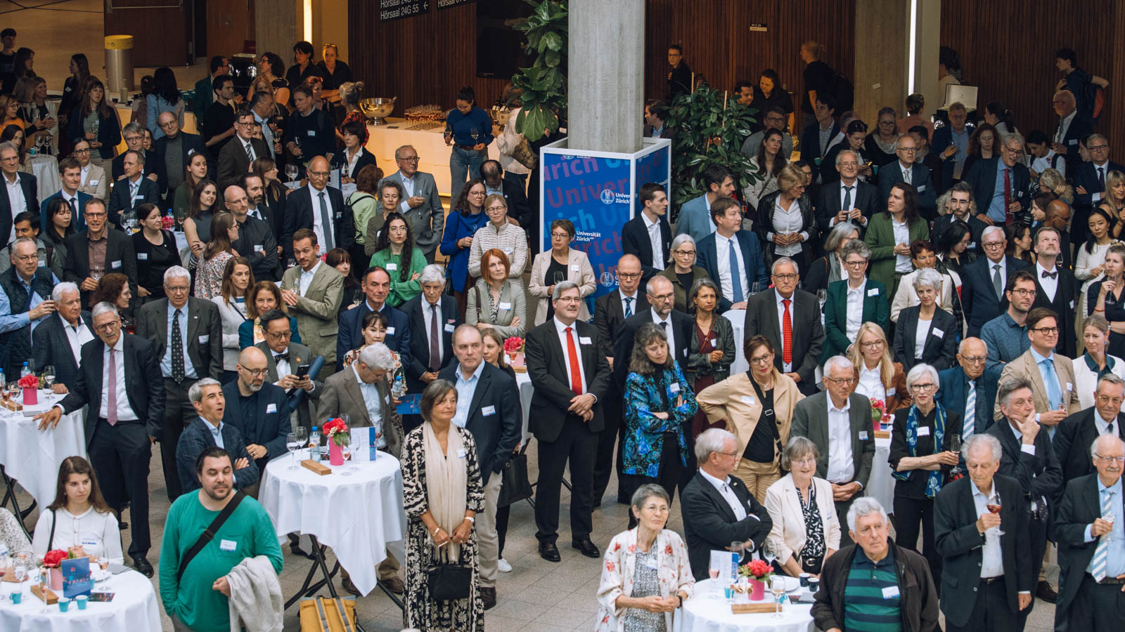 Die Gäste beim traditionellen Apéro riche im Lichthof Irchel.