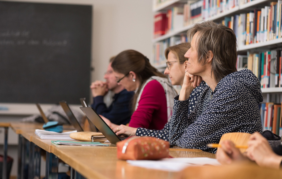 Grafik Studierende im Seminarzimmer