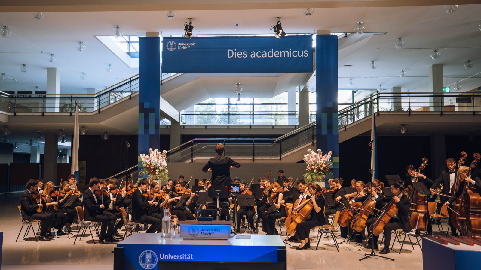 Das Akademische Orchester Zürich spielt unter Leitung von Dirigent Jonas Bürgin und sorgte für stimmungsvolle Atmosphäre.