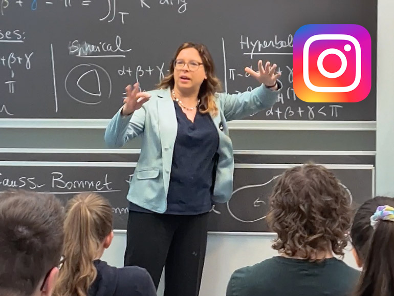 Corinna Ucigrai explains something on the blackboard