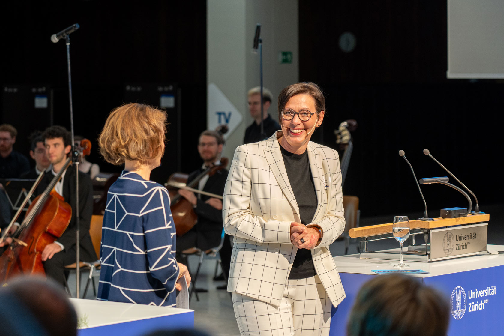 Vizerektorin Gabriele Siegert diskutierte mit Moderatorin Barbara Bleisch über die Komplexität und die neuen Herausforderungen der Lehre an der UZH.