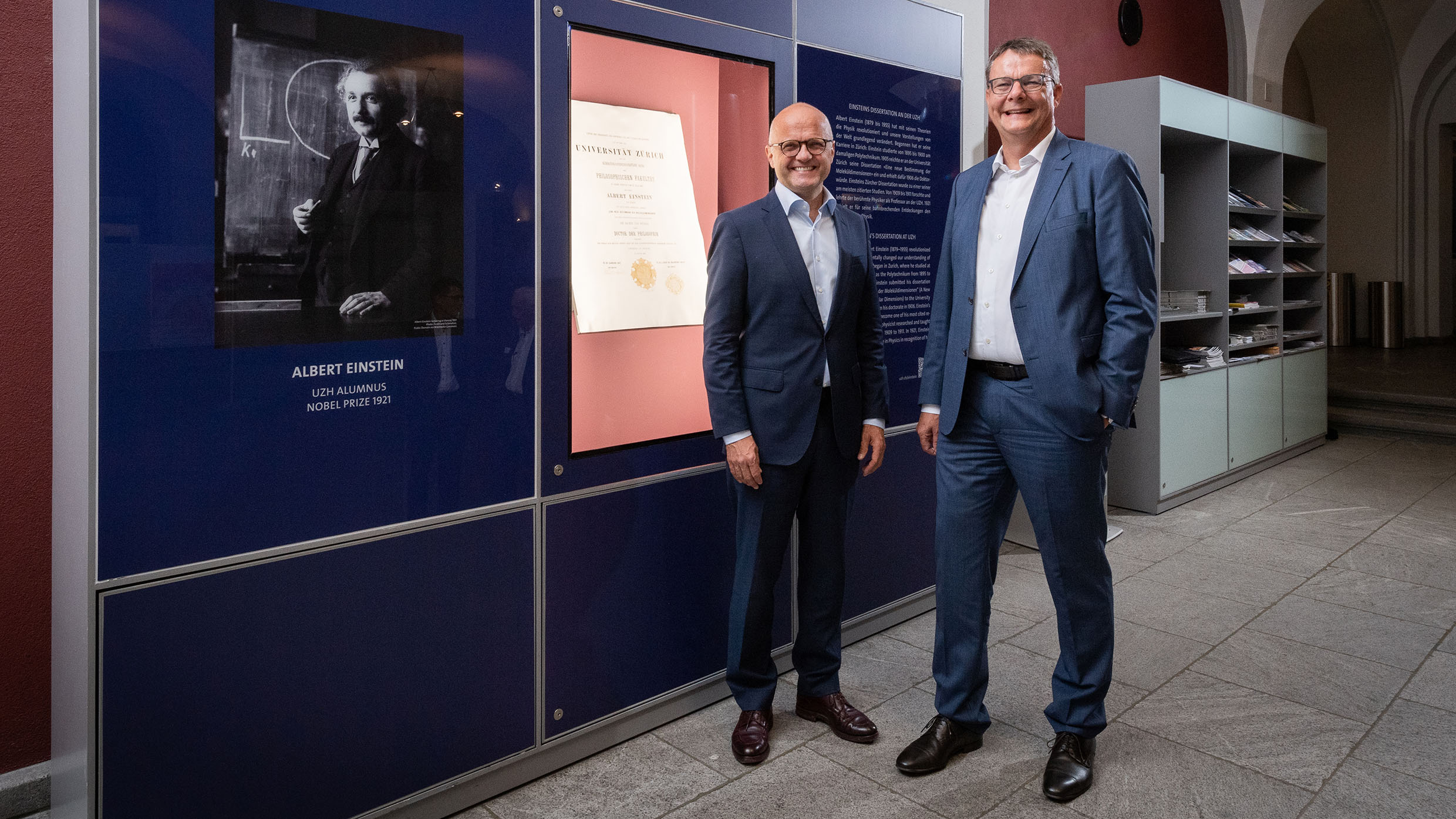 Rektor Michael Schaepman mit Vidar Helgesen, Direktor der Nobel Foundation, bei der Präsentation der originalen Doktoratsurkunde von Albert Einstein an der UZH. 1. September 2022 (Bild: Frank Brüderli)