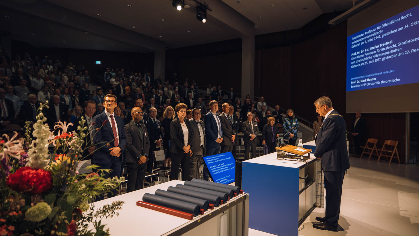 Schweigeminute im Andenken an die verstorbenen Angehörigen der Universität Zürich.