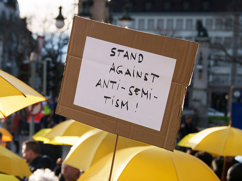 Schild "Stand Against Antisemitism"