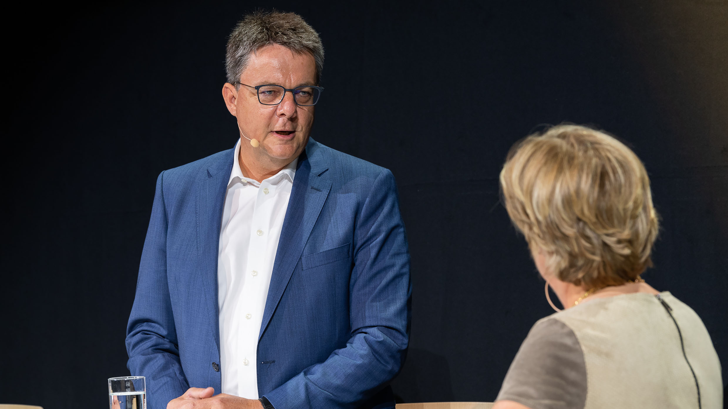 Michael Schaepman talks to Esther Girsberger at the inauguration of the new laboratory building on Irchel Campus, 27 August 2021 (Photo: Frank Brüderli)