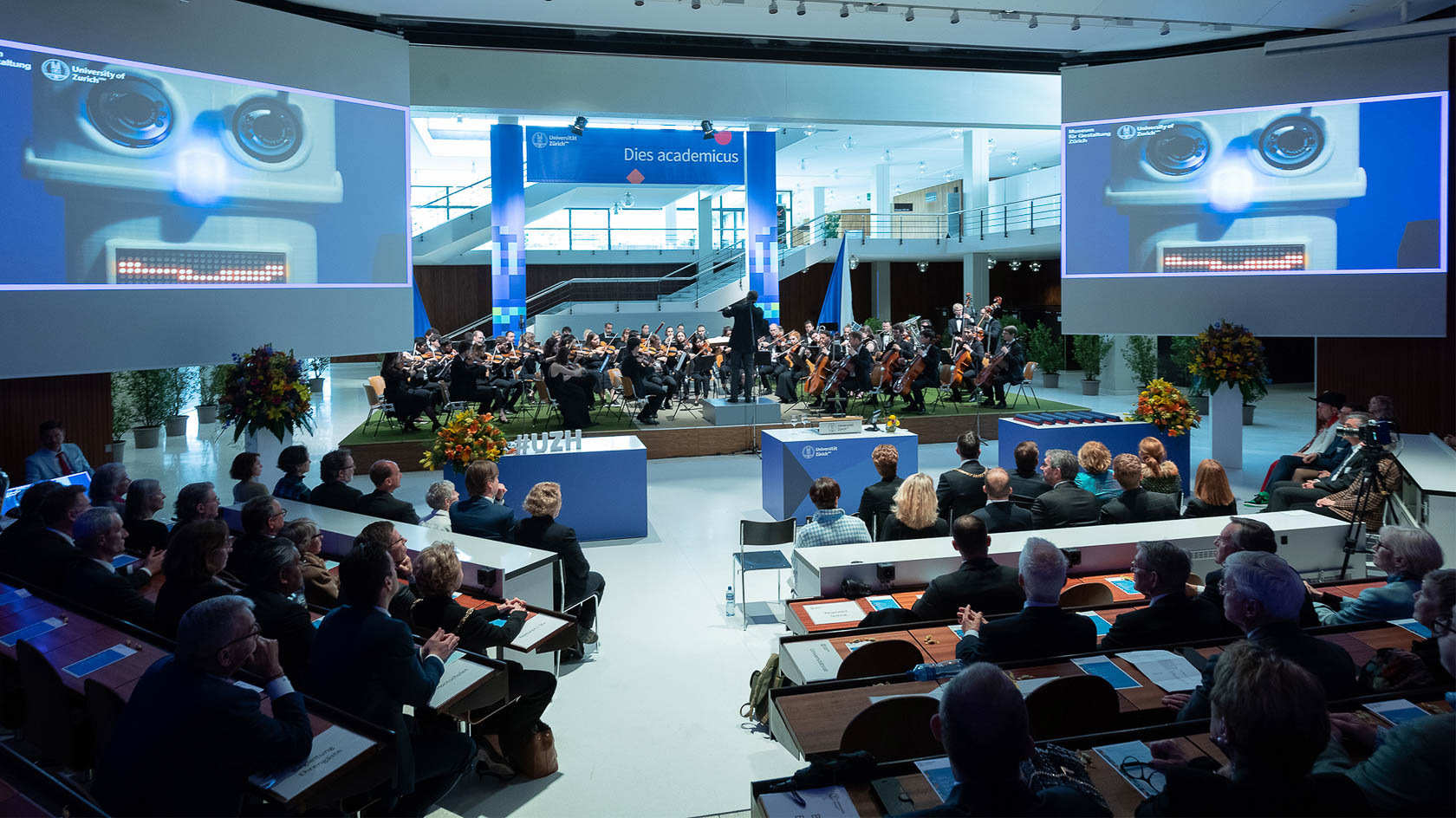 Multimedialer Festakt: Im Highlight-Film werden Glanzlichter aus dem vergangenen akademischen Jahr gezeigt. Das akademische Orchester Zürich begleitet die Filmeinspieler und begeisterte das am Campus Irchel anwesende Publikum.