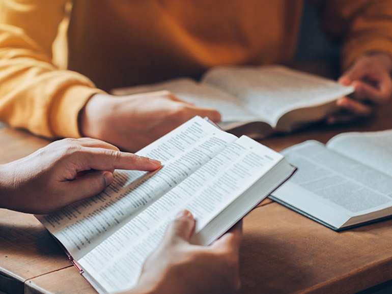 Menschen beim Bücherstudium