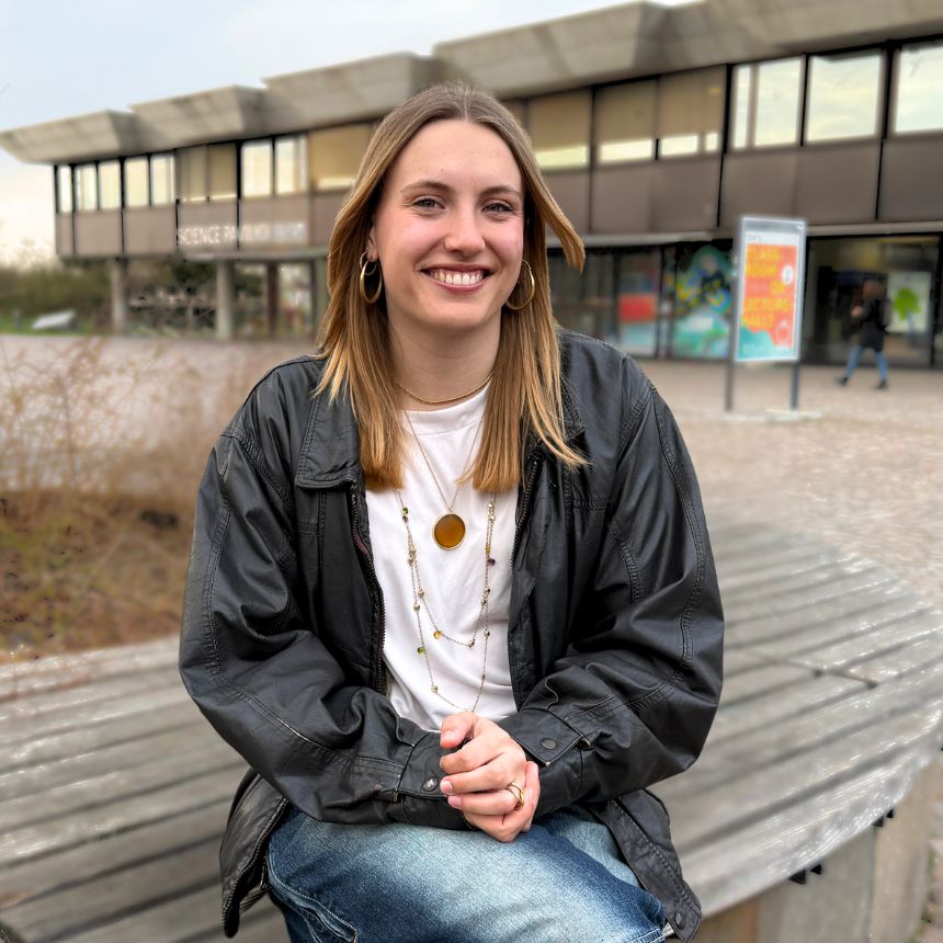Emma auf einer Bank am Campus Irchel
