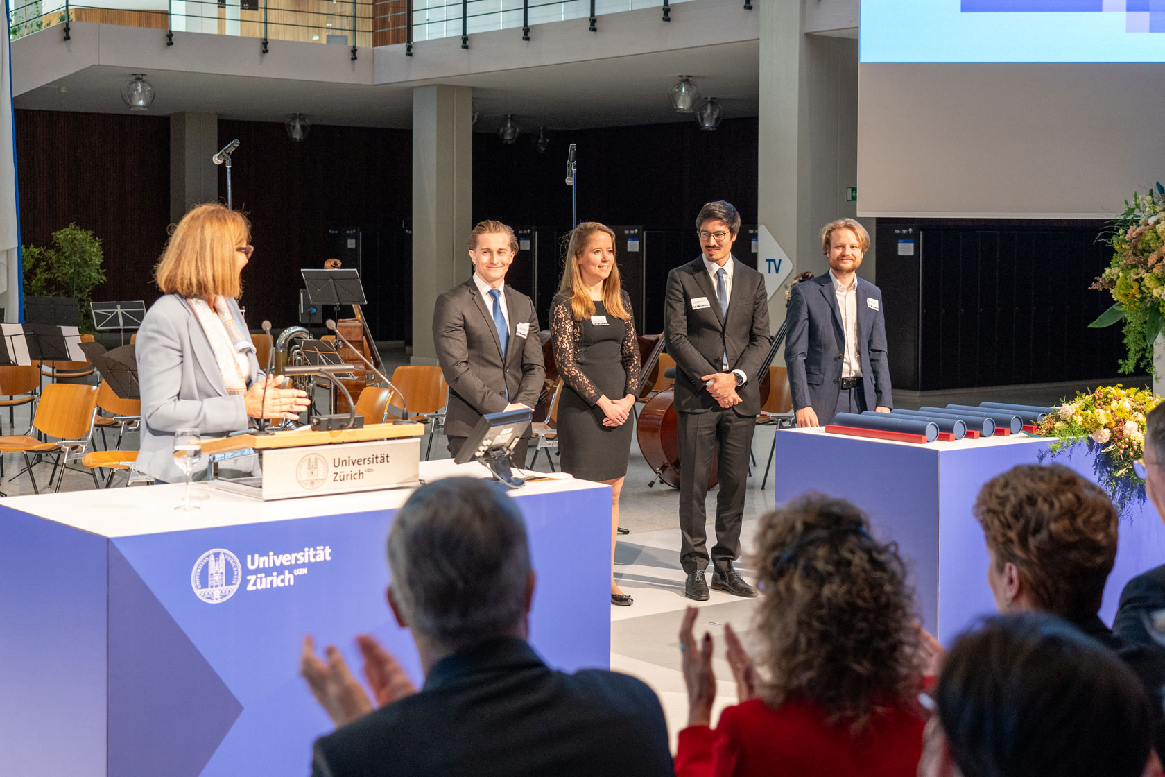 Beatrice Beck Schimmer, Direktorin Universitäre Medizin Zürich, ehrte die Preisträger:innen der Walter und Gertrud Siegenthaler Stiftung für ihre herausragende Tätigkeit und Forschung.