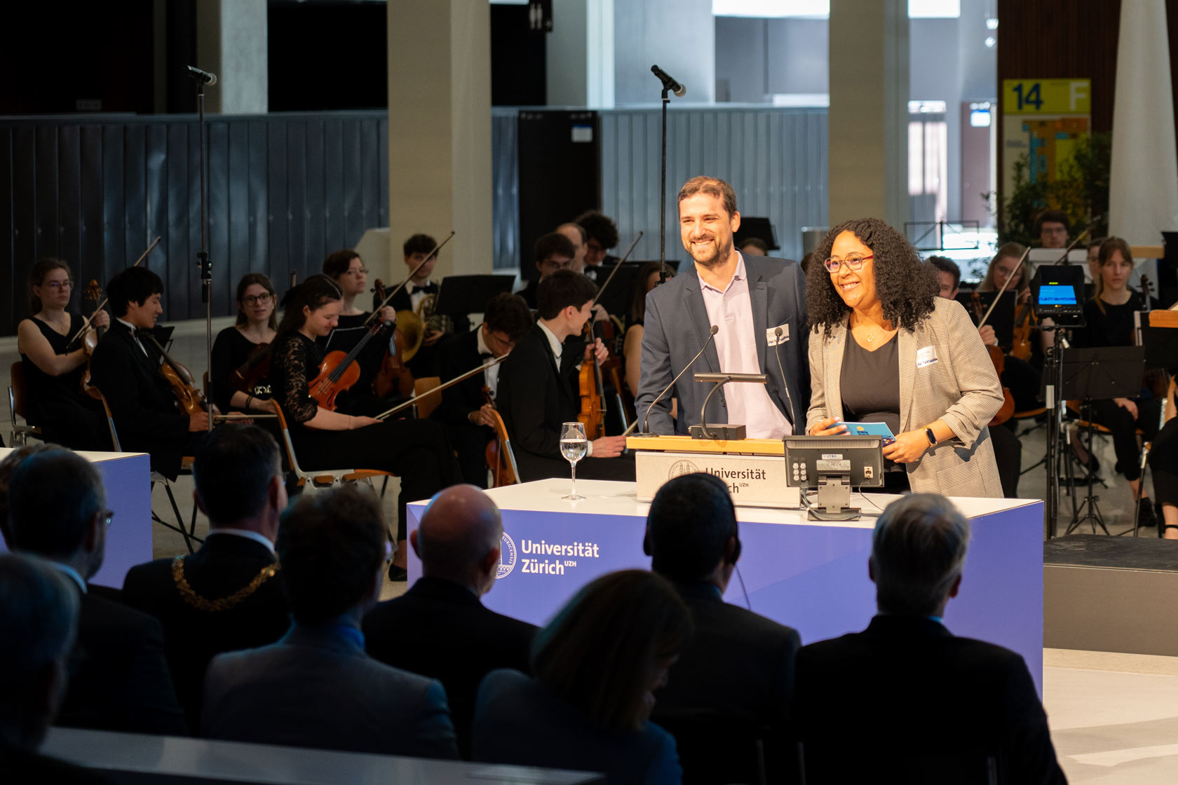 Das VAUZ-Co-Präsidium stellte an der Standesrede der Vereinigung Akademischer Mittelbau der Universität Zürich dar, dass bestimmte Forderungen hinsichtlich der Förderung des akademischen Nachwuchses aktuell bleiben – auch wenn einiges bereits erreicht worden sei. Im Bild: Philip Zimmermann und Jessy Duran Ramirez.